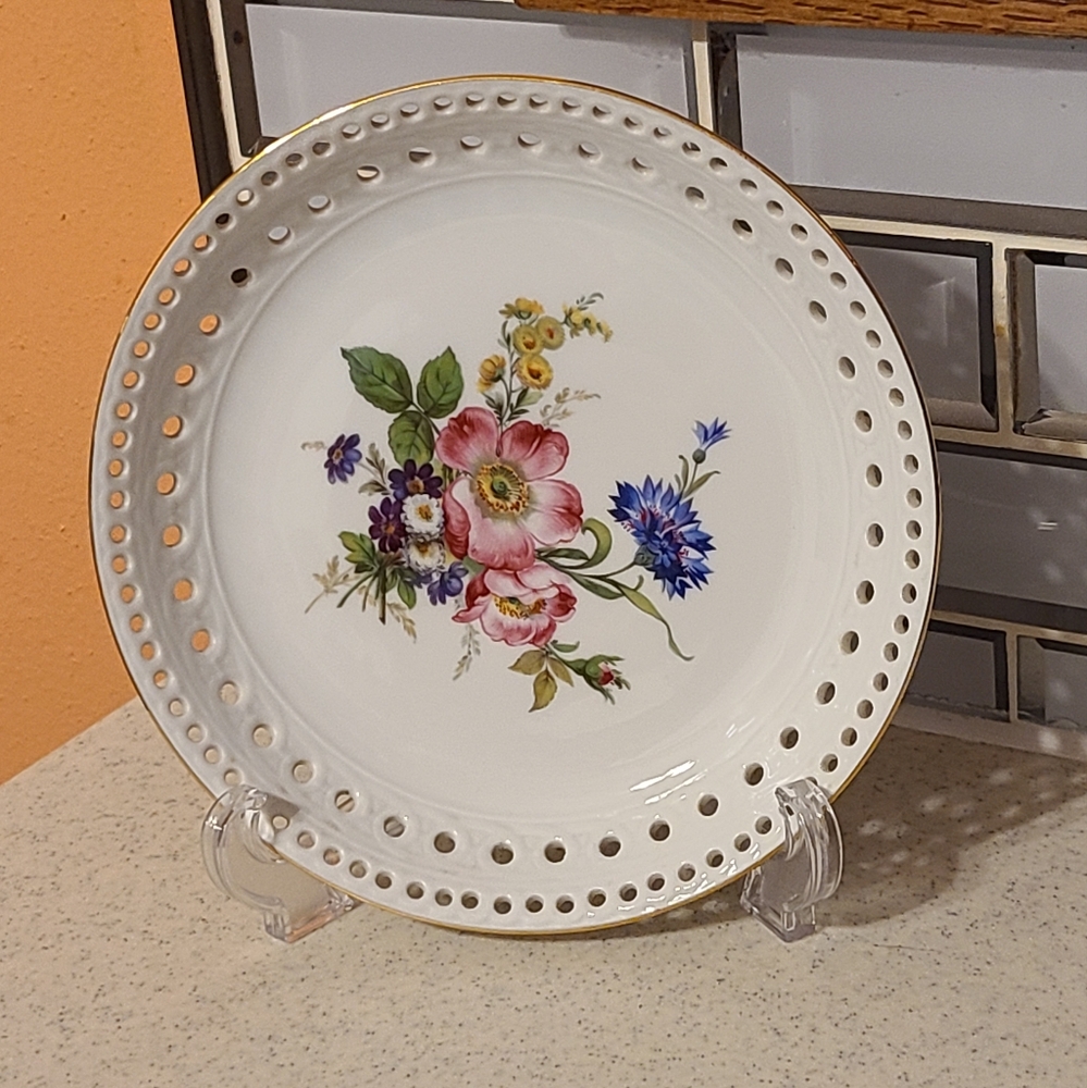 DECORATIVE PLATE FLORAL DESIGN please note plate stand not included
